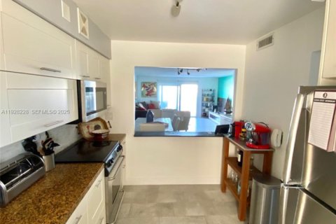 Купить кондоминиум в Халландейл-Бич, Флорида 2 спальни, 95.69м2, № 1988394 - фото 8