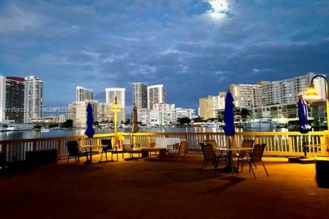 Купить кондоминиум в Халландейл-Бич, Флорида 2 спальни, 95.69м2, № 1988394 - фото 25