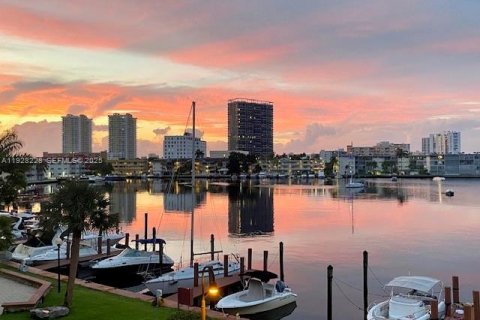 Купить кондоминиум в Халландейл-Бич, Флорида 2 спальни, 95.69м2, № 1988394 - фото 21