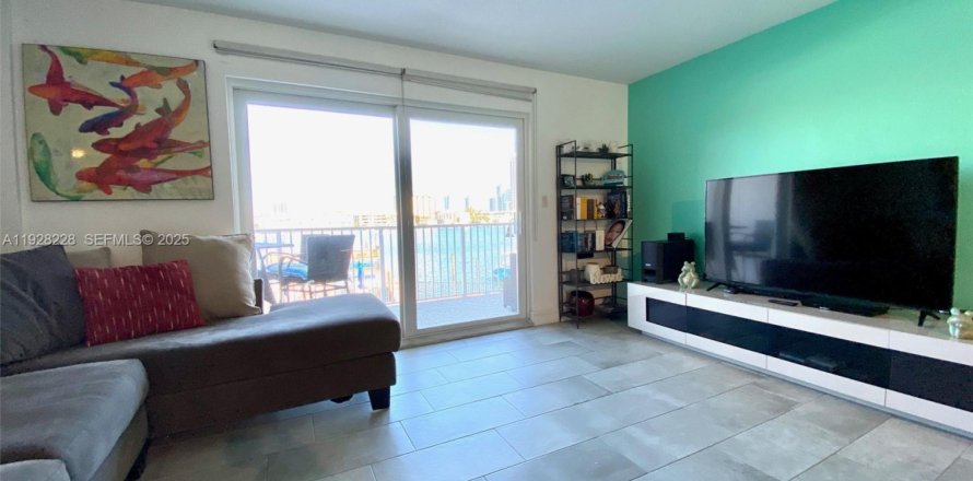 Кондоминиум с 2 спальнями в Халландейл-Бич, Флорида № 1988394