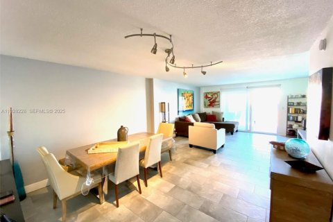 Купить кондоминиум в Халландейл-Бич, Флорида 2 спальни, 95.69м2, № 1988394 - фото 2