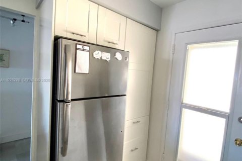 Купить кондоминиум в Халландейл-Бич, Флорида 2 спальни, 95.69м2, № 1988394 - фото 7