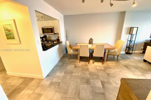 Купить кондоминиум в Халландейл-Бич, Флорида 2 спальни, 95.69м2, № 1988394 - фото 3