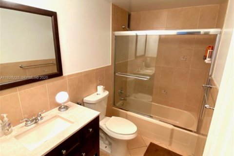 Купить кондоминиум в Халландейл-Бич, Флорида 2 спальни, 95.69м2, № 1988394 - фото 15