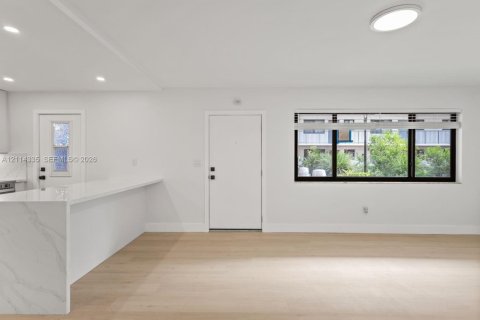 Copropriété à louer à Miami, Floride: 2 chambres, 81.66 m2 № 2435872 - photo 6