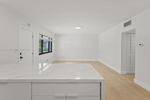 Copropriété à louer à Miami, Floride: 2 chambres, 81.66 m2 № 2435872 - photo 13