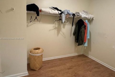 House in Miami, Florida 4 bedrooms, 234.21 sq.m. № 2013764 - photo 10