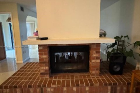 House in Miami, Florida 4 bedrooms, 234.21 sq.m. № 2013764 - photo 3