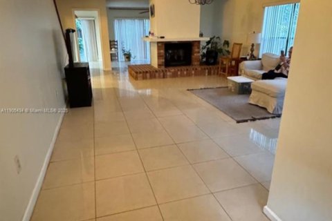 House in Miami, Florida 4 bedrooms, 234.21 sq.m. № 2013764 - photo 5