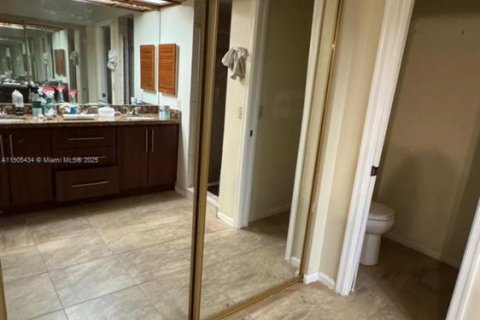 House in Miami, Florida 4 bedrooms, 234.21 sq.m. № 2013764 - photo 8