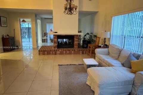 House in Miami, Florida 4 bedrooms, 234.21 sq.m. № 2013764 - photo 6