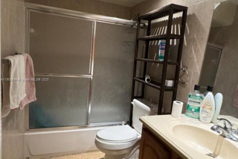 House in Miami, Florida 4 bedrooms, 234.21 sq.m. № 2013764 - photo 11