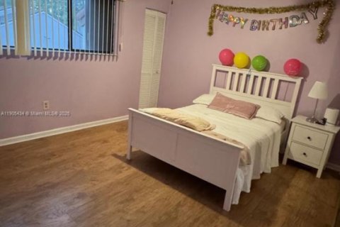 House in Miami, Florida 4 bedrooms, 234.21 sq.m. № 2013764 - photo 12