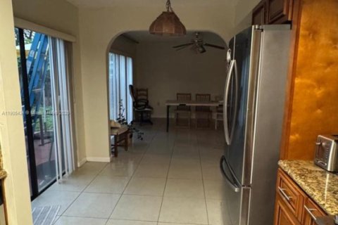 House in Miami, Florida 4 bedrooms, 234.21 sq.m. № 2013764 - photo 15