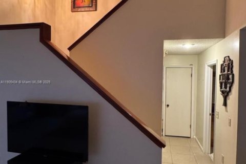 House in Miami, Florida 4 bedrooms, 234.21 sq.m. № 2013764 - photo 4