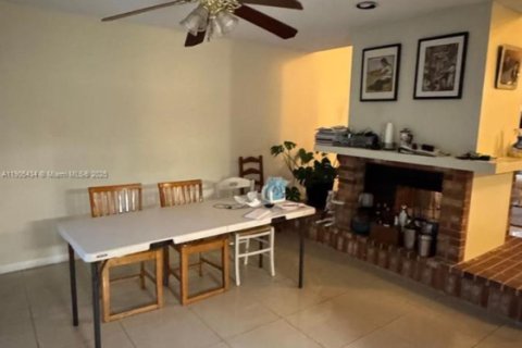 House in Miami, Florida 4 bedrooms, 234.21 sq.m. № 2013764 - photo 19