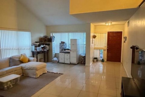 House in Miami, Florida 4 bedrooms, 234.21 sq.m. № 2013764 - photo 2