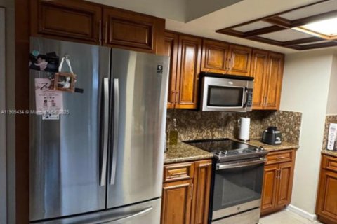 House in Miami, Florida 4 bedrooms, 234.21 sq.m. № 2013764 - photo 18