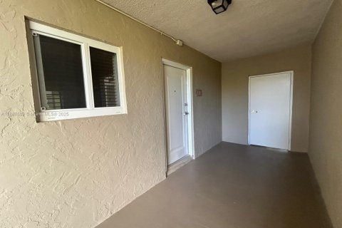 Снять в аренду квартиру в Майами, Флорида 2 спальни, 74.69м2, № 1942378 - фото 8