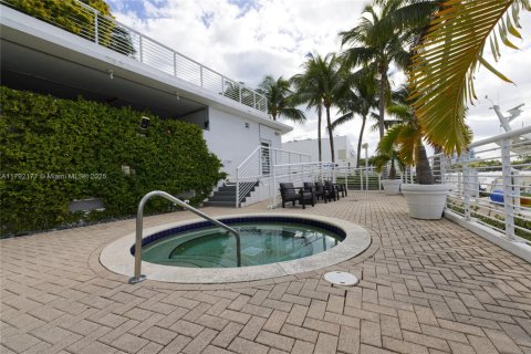 Condo in Miami Beach, Florida  № 1863620 - photo 22