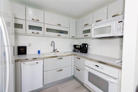Condo in Miami Beach, Florida  № 1863620 - photo 4