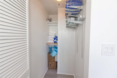 Condo in Miami Beach, Florida  № 1863620 - photo 13