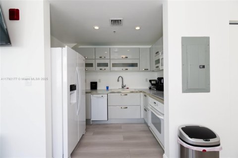 Condo in Miami Beach, Florida  № 1863620 - photo 3