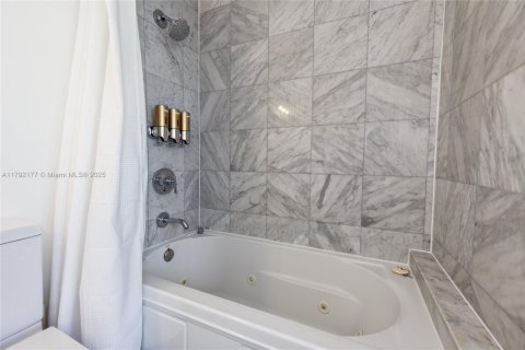 Condo in Miami Beach, Florida  № 1863620 - photo 12