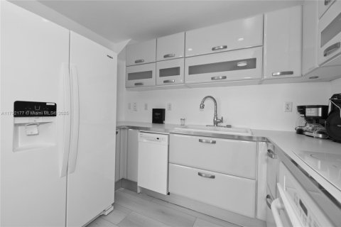 Condo in Miami Beach, Florida  № 1863620 - photo 5