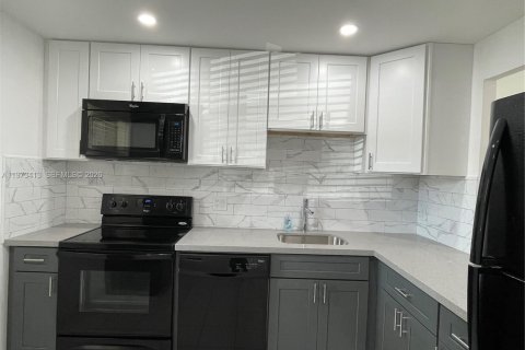 Condominio en alquiler en Tamarac, Florida, 2 dormitorios, 95.22 m2 № 2033926 - foto 3