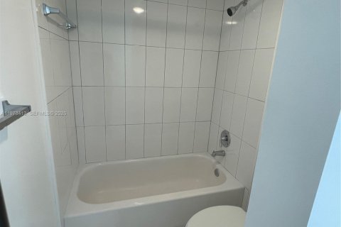 Condominio en alquiler en Tamarac, Florida, 2 dormitorios, 95.22 m2 № 2033926 - foto 26