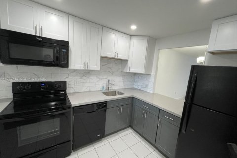 Condominio en alquiler en Tamarac, Florida, 2 dormitorios, 95.22 m2 № 2033926 - foto 5