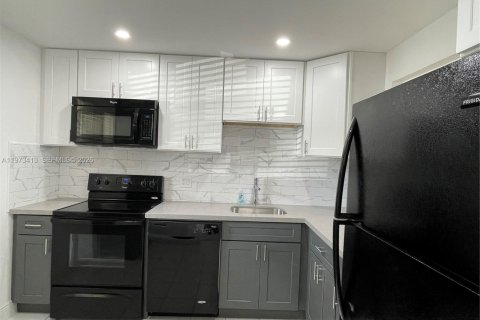 Condominio en alquiler en Tamarac, Florida, 2 dormitorios, 95.22 m2 № 2033926 - foto 4