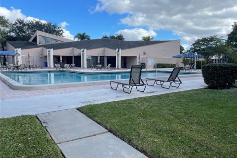 Condominio en alquiler en Tamarac, Florida, 2 dormitorios, 95.22 m2 № 2033926 - foto 13