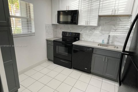 Condominio en alquiler en Tamarac, Florida, 2 dormitorios, 95.22 m2 № 2033926 - foto 2