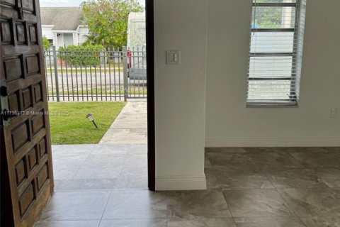 Снять в аренду виллу или дом в Майами, Флорида 2 спальни, 177.91м2, № 1924543 - фото 3