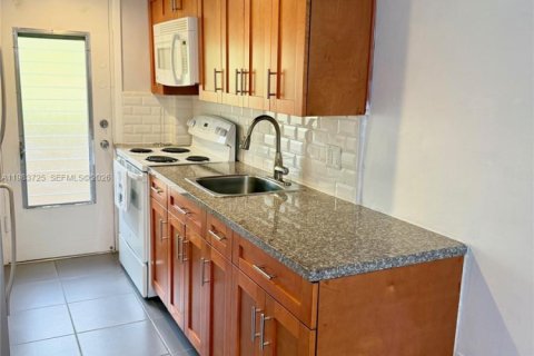 Снять в аренду кондоминиум в Корал-Гейблс, Флорида 1 спальня, 60.11м2, № 2050801 - фото 4