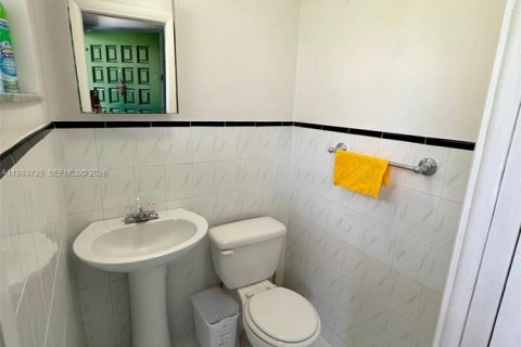 Снять в аренду кондоминиум в Корал-Гейблс, Флорида 1 спальня, 60.11м2, № 2050801 - фото 3