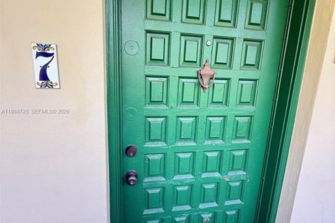 Снять в аренду кондоминиум в Корал-Гейблс, Флорида 1 спальня, 60.11м2, № 2050801 - фото 2