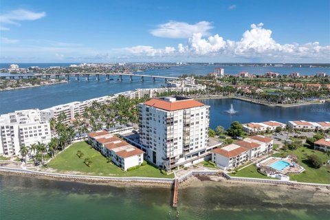 Condo in Saint Petersburg, Florida, 2 bedrooms № 2352375