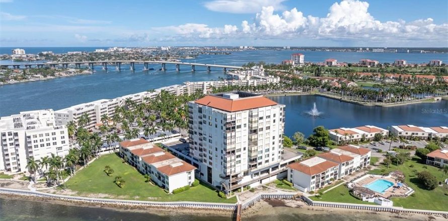 Condo in Saint Petersburg, Florida, 2 bedrooms  № 2352375