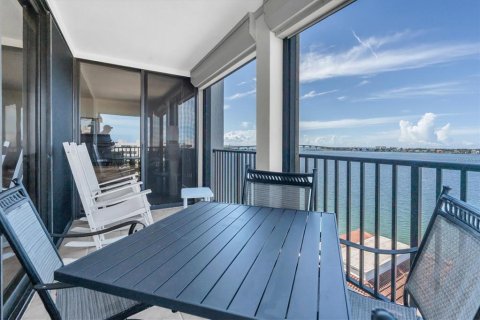 Condo in Saint Petersburg, Florida, 2 bedrooms  № 2352375 - photo 5