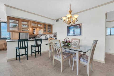 Condo in Saint Petersburg, Florida, 2 bedrooms  № 2352375 - photo 14