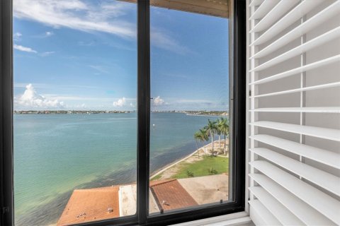 Condo in Saint Petersburg, Florida, 2 bedrooms  № 2352375 - photo 23