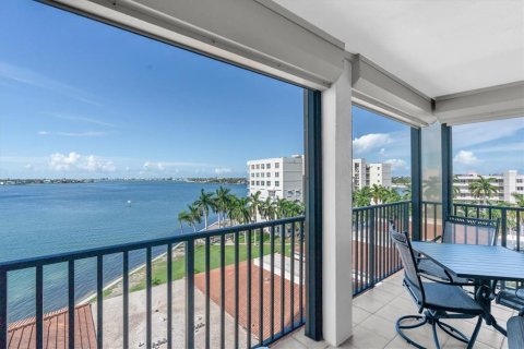 Condo in Saint Petersburg, Florida, 2 bedrooms  № 2352375 - photo 2