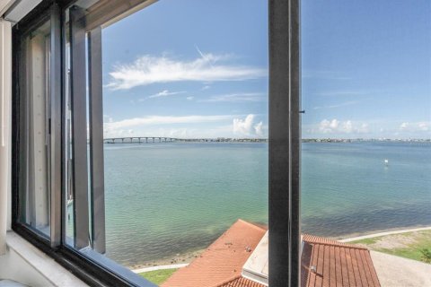 Condo in Saint Petersburg, Florida, 2 bedrooms  № 2352375 - photo 11