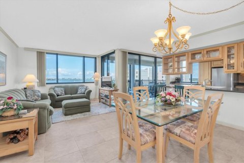 Condo in Saint Petersburg, Florida, 2 bedrooms  № 2352375 - photo 13