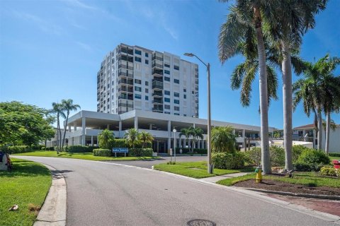 Condo in Saint Petersburg, Florida, 2 bedrooms  № 2352375 - photo 8