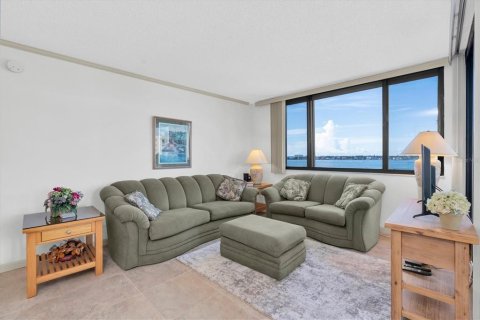 Condo in Saint Petersburg, Florida, 2 bedrooms  № 2352375 - photo 10