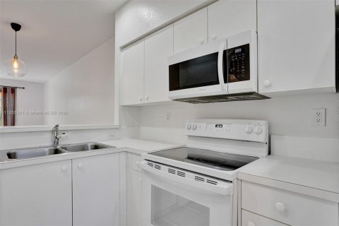 Touwnhouse à louer à Miramar, Floride: 2 chambres, 96.34 m2 № 1962629 - photo 8